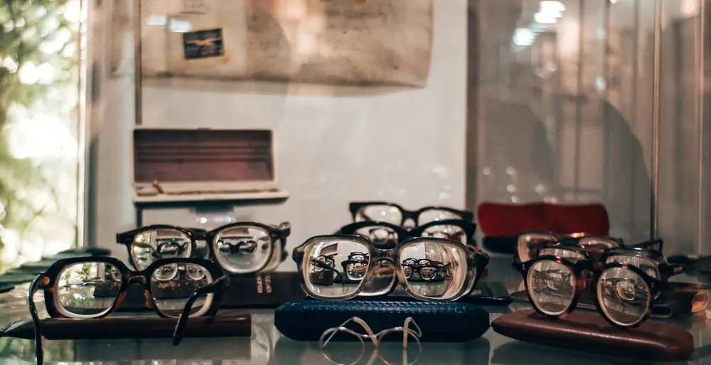 Vitrina de una óptica con varios modelos de anteojos